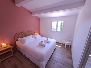 4 bedrooms, iron/ironing board, WiFi, bed sheets
