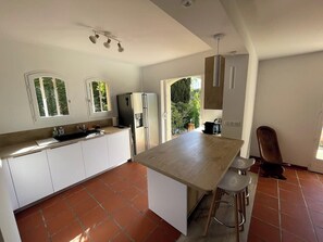 ثلاجة، ميكروويف، فرن، غسالة أطباق