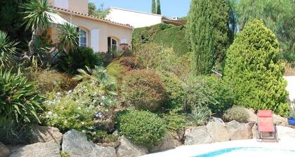 Villa vue mer et piscine Ă CavaliĂšre - 1 km plage