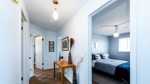 Une chambre à coucher avec un lit, une table de chevet et une fenêtre.