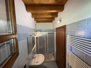 Dusche, Haartrockner, Handtücher, Toilettenpapier