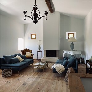 壁炉、桌上足球、书