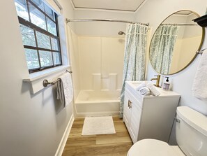 Combined shower/bathtub, hair dryer, towels