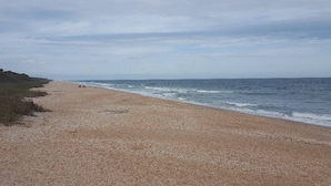A beach with pebbles, a clear sky, and calm sea. - Guesthouse/TPC/GuanaViews/WalkBeach/HotTub (Ponte Vedra Beach)