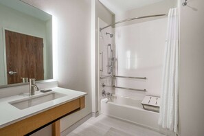 Accessible bathroom - La Quinta Inn & Suites By Wyndham Pflugerville (Pflugerville)