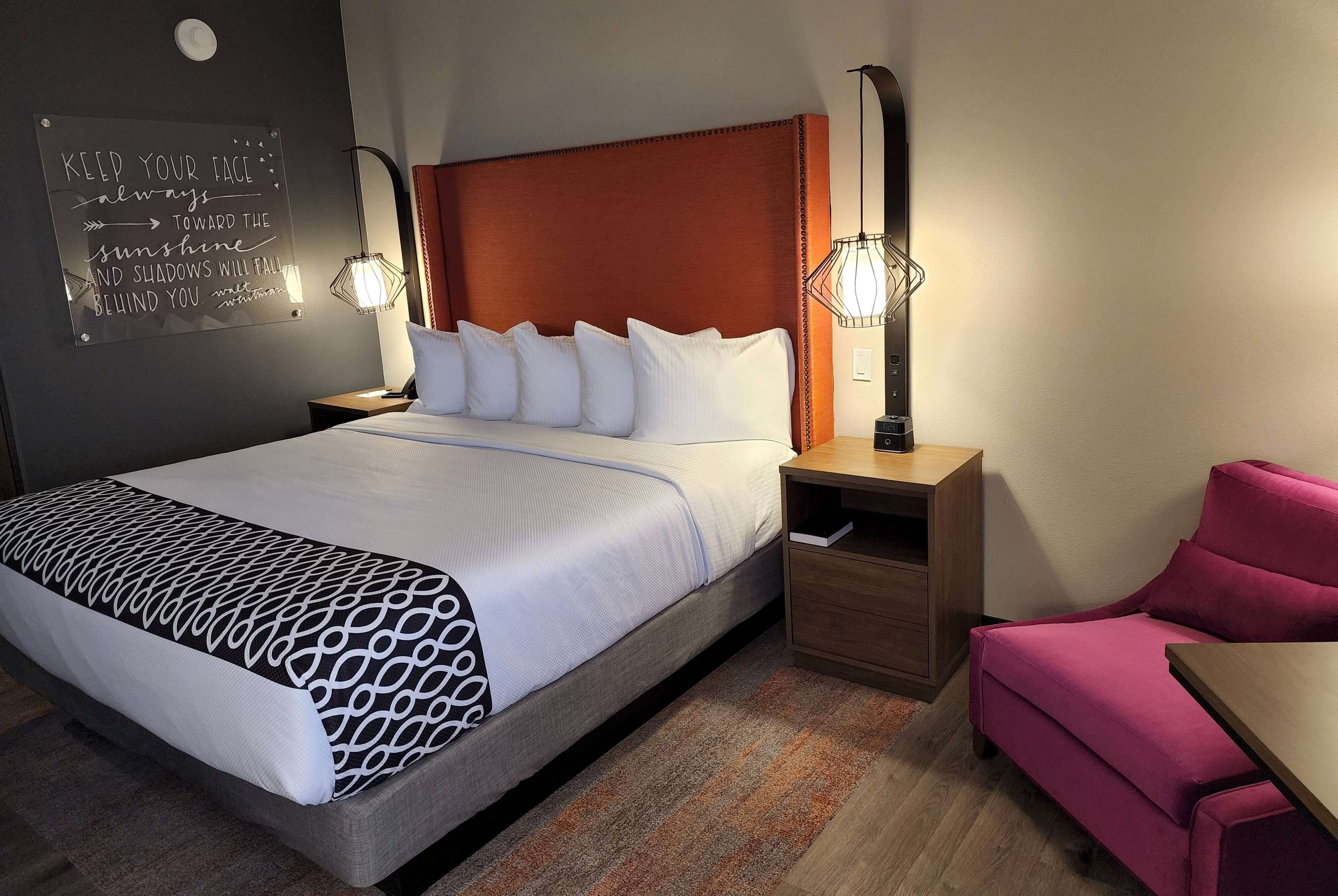 room, 1 king bed, non smoking | desk, laptop workspace, free wifi, bed sheets