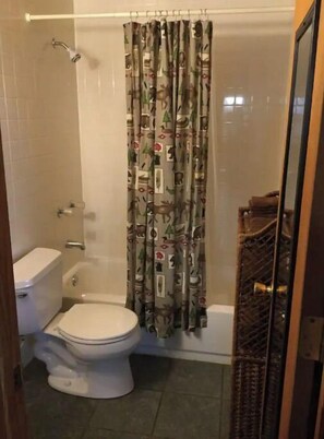 Ensemble baignoire-douche, serviettes fournies, papier de toilette