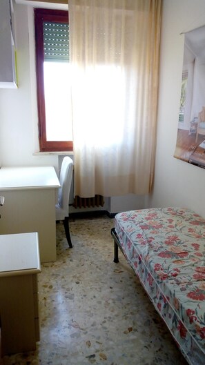 2 chambres, bureau, fer et planche à repasser, draps fournis