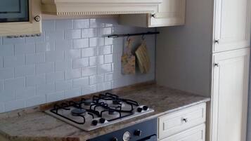 Kühlschrank, Ofen, Herdplatte, Geschirrspüler