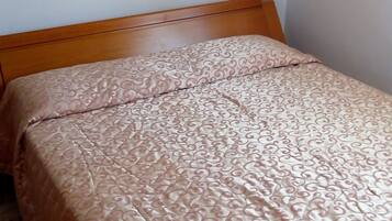 2 Schlafzimmer, Schreibtisch, Bügeleisen/Bügelbrett, Bettwäsche