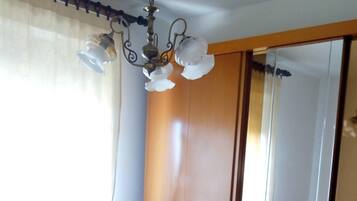 2 Schlafzimmer, Schreibtisch, BĂŒgeleisen/BĂŒgelbrett, BettwĂ€sche