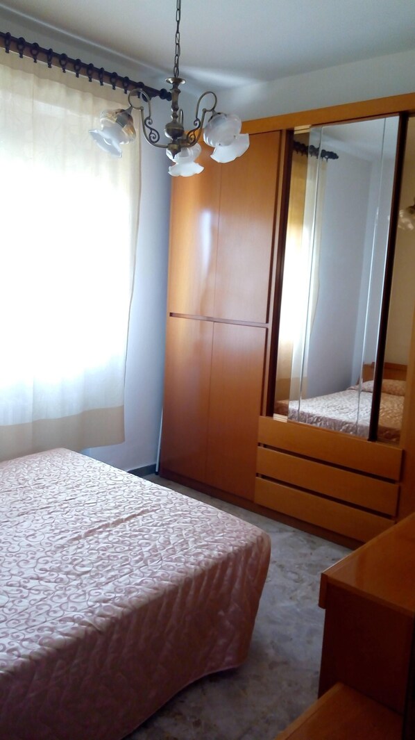 2 chambres, bureau, fer et planche à repasser, draps fournis