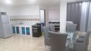 A compact living space with a kitchen, dining area, and a small bedroom. - San Andrés Central Apartment 10 (San Andrés)