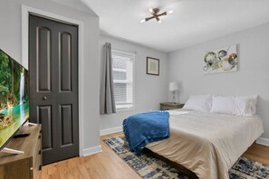 2 habitaciones, escritorio y tabla de planchar con plancha 