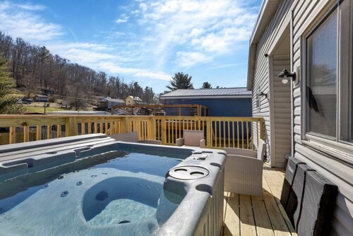 Nostalgic in Nelsonville: Great back yard for pets