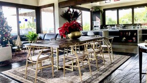 A dining area with a long table, six chairs, and a large potted plant. - Rest house in Yerbabuena (Sopo)