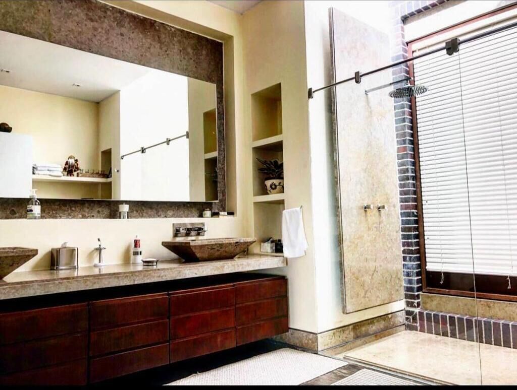 Douche, bidet, serviettes fournies, savon