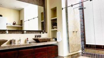 Douche, bidet, serviettes fournies, savon