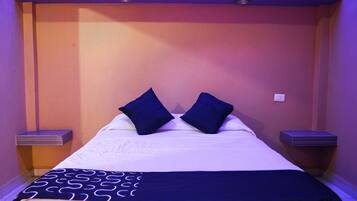 Escritorio, insonorización, wifi gratis y ropa de cama