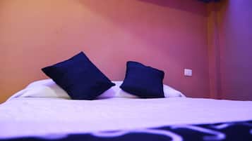 Schreibtisch, kostenloses WLAN, Bettwäsche