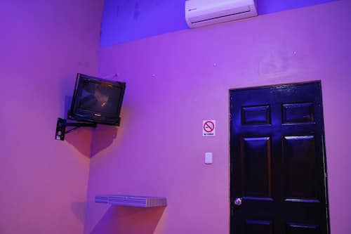 Escritorio, insonorización, wifi gratis y ropa de cama