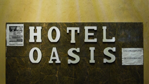 A sign with the words "HOTEL OASIS" in large letters on a marble wall. - OYO Hotel Oasis, Monterrey (Monterrey)