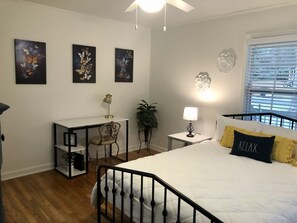 2 bedrooms, desk, iron/ironing board, free WiFi - Charming and Cozy (Thomasville)