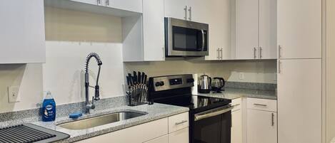 Een koelkast, een magnetron, een oven, een kookplaat