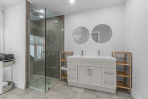 Combined shower/bathtub