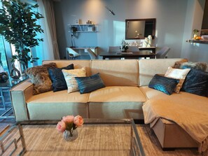 Living area - SuperHost - Fendi Apartment With Full Palm Jumeirah View (Dubai)