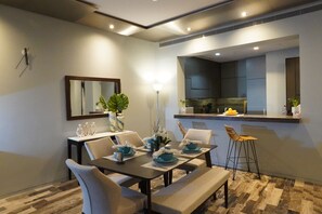 Superior Apartment | In-room dining - SuperHost - Fendi Apartment With Full Palm Jumeirah View (Dubai)