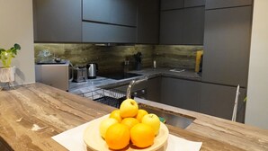 スーペリア アパートメント | 専用キッチン | 冷蔵庫、電子レンジ、オーブン、コンロ