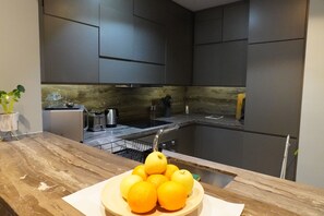 Appartement supérieur | Cuisine privée | Réfrigérateur, four à micro-ondes, un four, surface de cuisson