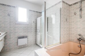 Douche, sĂšche-cheveux