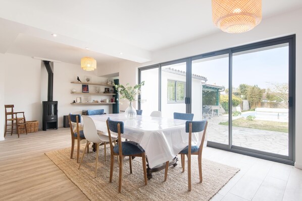 Dining - . (Le Bois-Plage-en-Re)