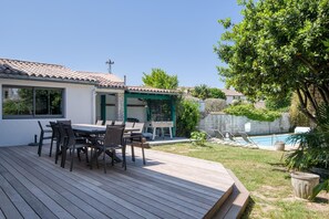 Outdoor dining - . (Le Bois-Plage-en-Re)