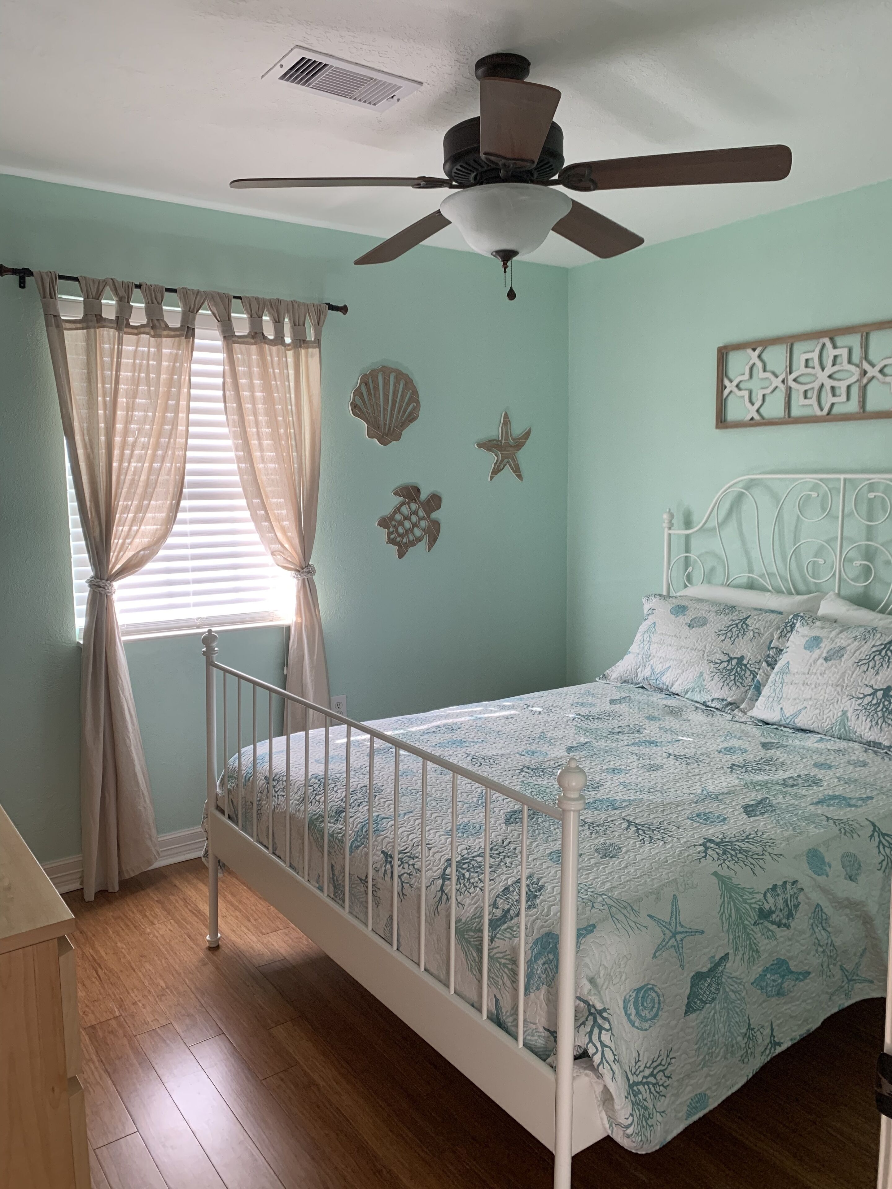 Caisson Cottage - Cozy Home a Short Walk to the Beach