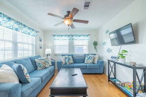 Smart TV, books - Pet Friendly - Walk to the warm October Waters of the Gulf, Cozy Home (Freeport)