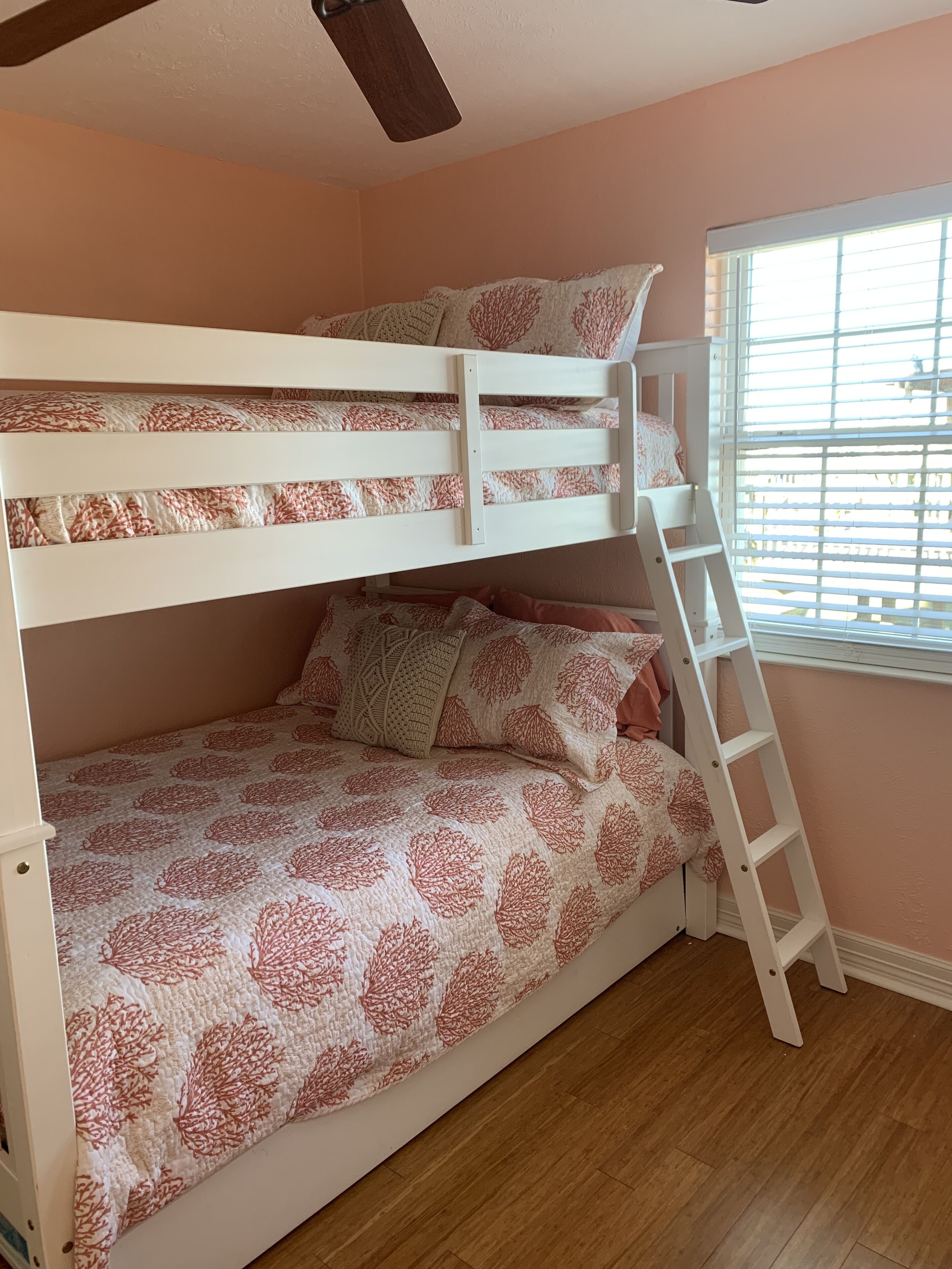 Caisson Cottage - Cozy Home a Short Walk to the Beach