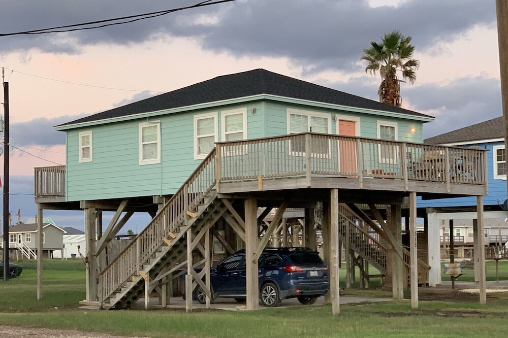 Caisson Cottage - Cozy Home a Short Walk to the Beach