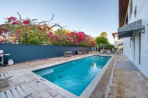 Utendørsbasseng og et oppvarmet basseng