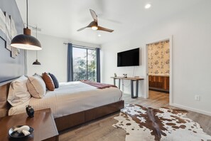 3 soverom, skrivebord, strykejern/-brett og reiseseng for barn