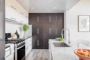 Fridge, microwave, oven, stovetop - Luxury w/ Lake View, Pool, Hot Tub, Fire Pit, Ping Pong | Barton by AvantStay (Austin)