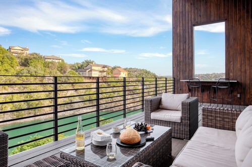 Luxury stay w/ Lake View, Pool, Hot Tub, Fire Pit, Ping Pong | Barton