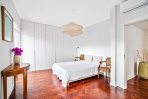 3 Schlafzimmer, Schreibtisch, Bügeleisen/Bügelbrett, Reisekinderbett