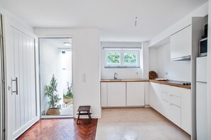 Kühlschrank, Mikrowelle, Ofen, Herdplatte