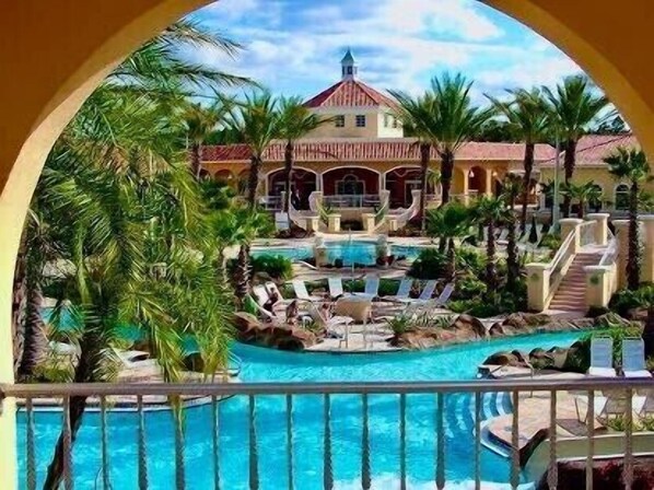 Alberca al aire libre y alberca climatizada