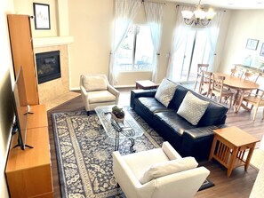 スマートテレビ、暖炉、書庫