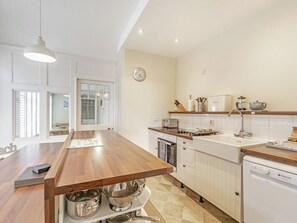 Geladeira, micro-ondas, lava-louças