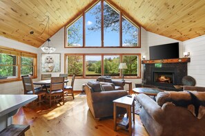Una Smart TV, una chimenea, un futbolín, una mesa de tenis de mesa